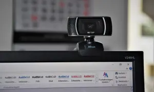 Gdzie jest kamera w laptopie? Proste sposoby na jej znalezienie