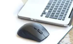 Jak podłączyć myszkę bezprzewodową do laptopa bez USB w 5 prostych krokach