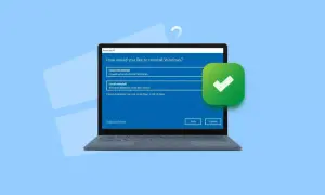 Laptop z oknem wyboru opcji reinstalacji systemu Windows i zielonym znacznikiem wyboru.