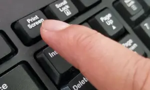 Jak robić screenshoty na laptopie - proste metody dla każdego użytkownika