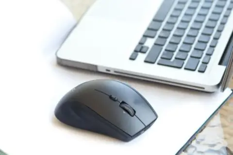 Jak podłączyć myszkę bezprzewodową do laptopa bez USB w 5 prostych krokach