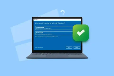 Laptop z oknem wyboru opcji reinstalacji systemu Windows i zielonym znacznikiem wyboru.