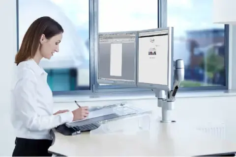 Jak pracować na dwóch monitorach i zwiększyć wydajność pracy