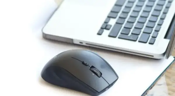 Jak podłączyć myszkę bezprzewodową do laptopa bez USB w 5 prostych krokach