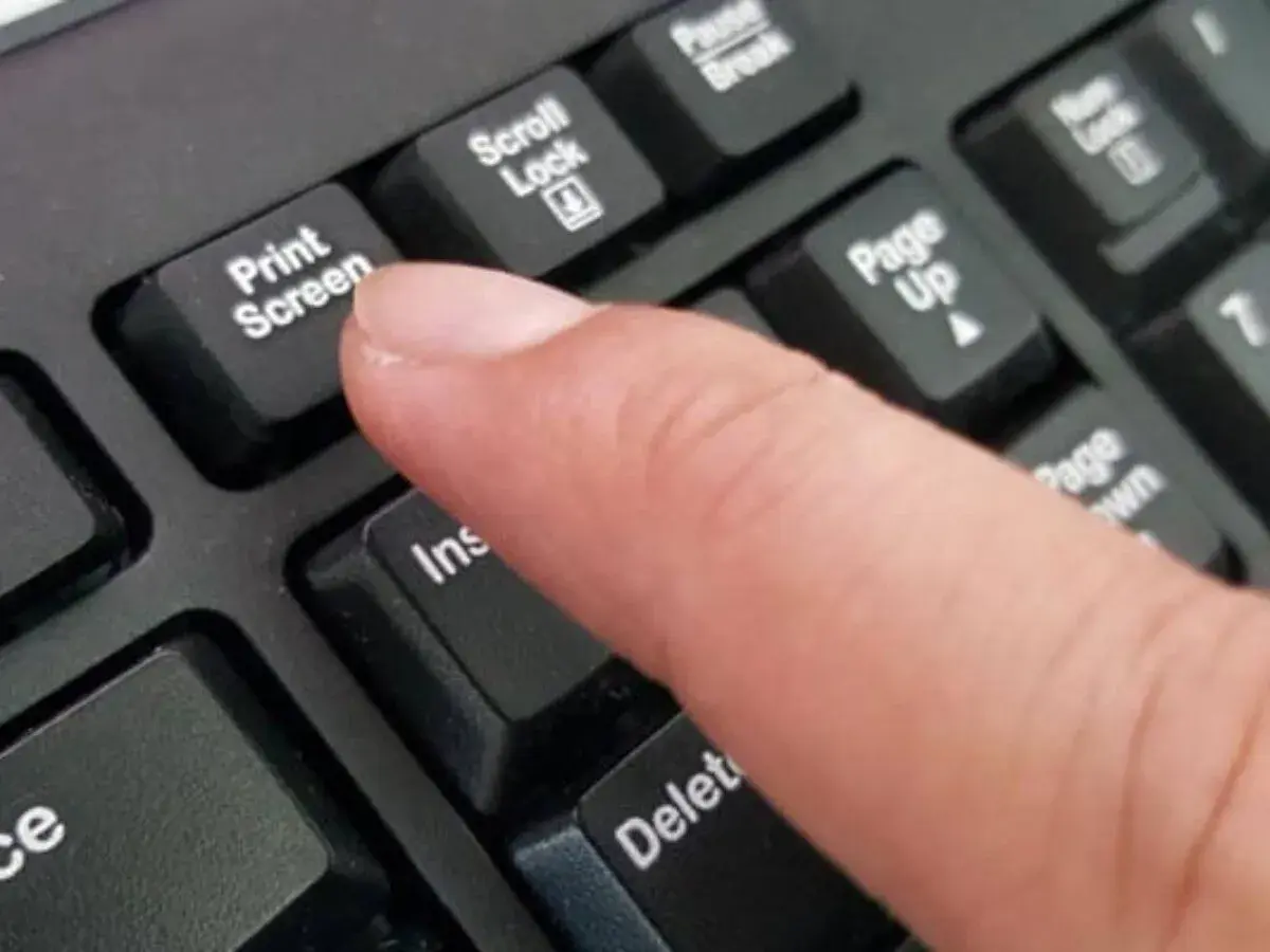 Jak robić screenshoty na laptopie - proste metody dla każdego użytkownika